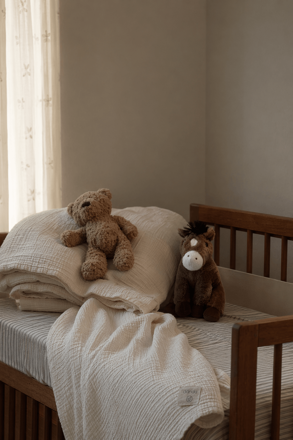 Soft dánda bedding layered in calm tones for a restful child's room